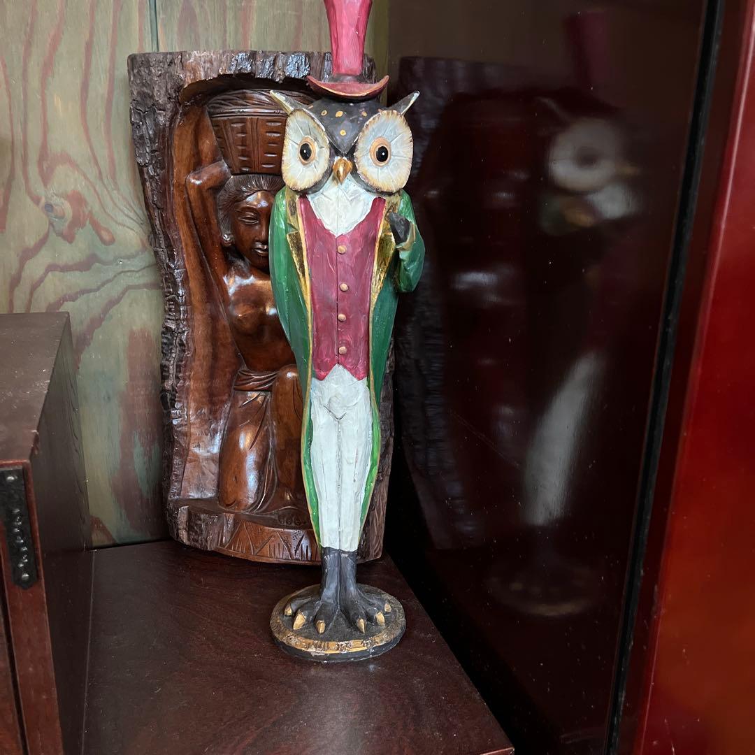 カラフルなフクロウの木製彫刻