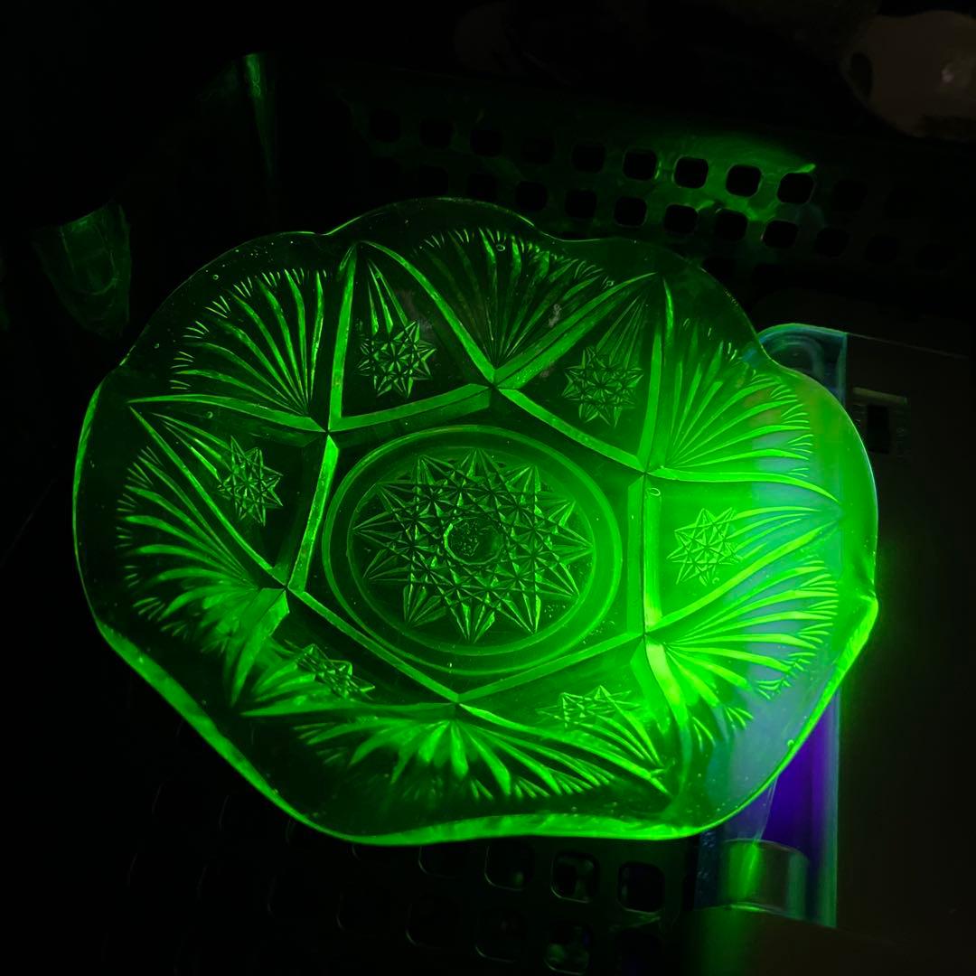 骨董　時代ガラス　フリル　切子調プレス　ライムグリーン　氷皿　ウラン １客②