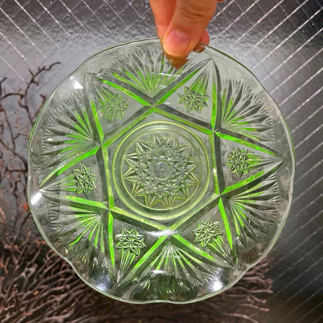 骨董　時代ガラス　フリル　切子調プレス　ライムグリーン　氷皿　ウラン １客②