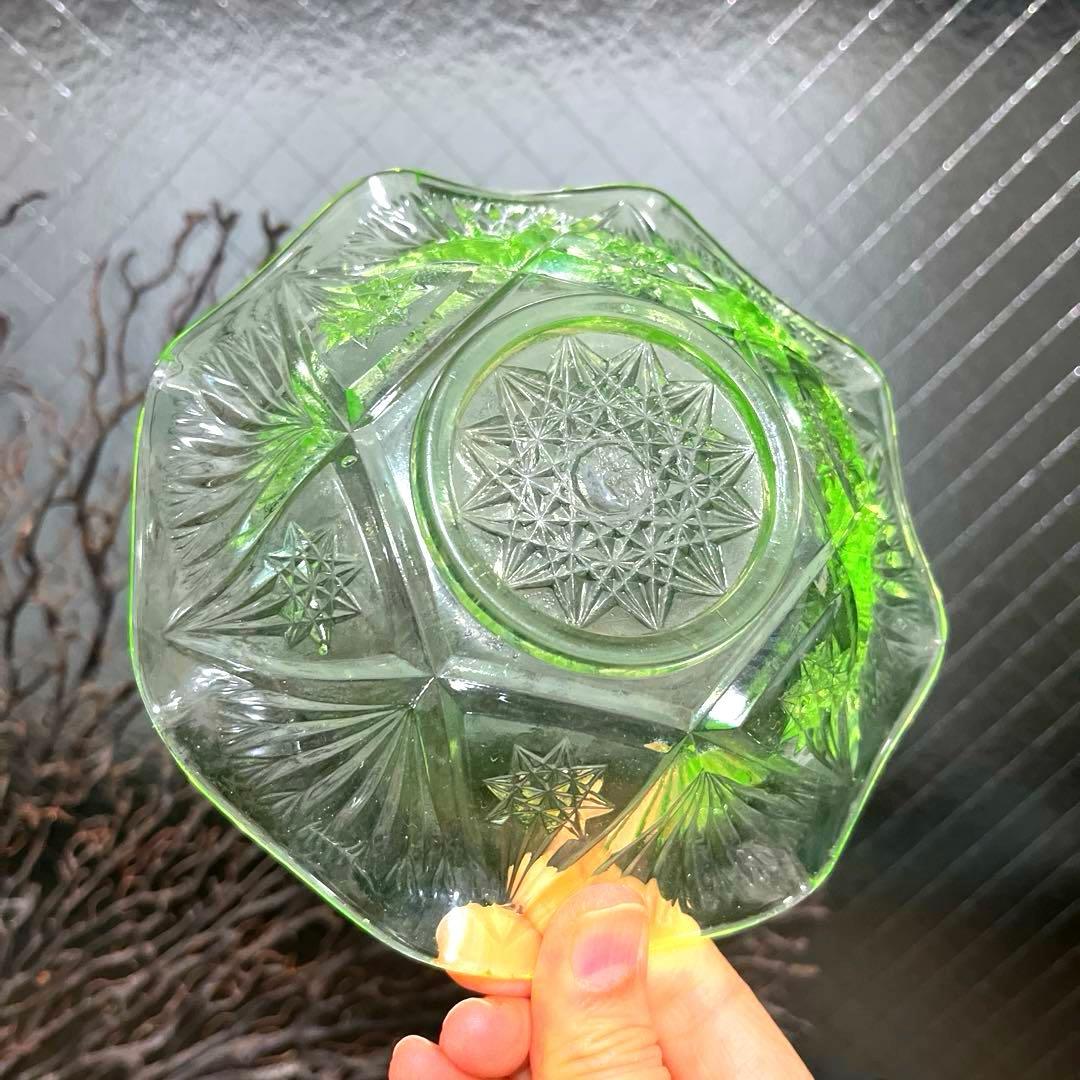 骨董　時代ガラス　フリル　切子調プレス　ライムグリーン　氷皿　ウラン １客②