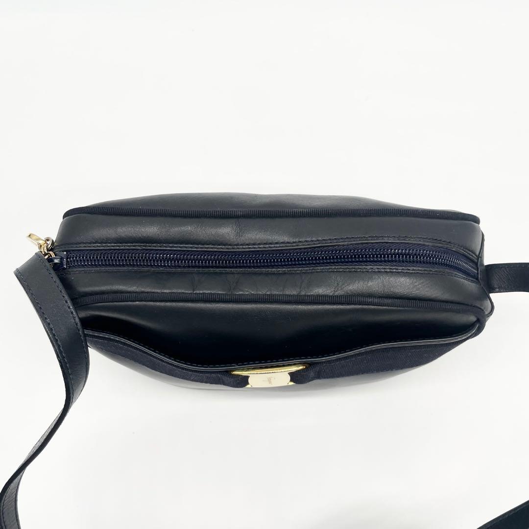 サルバトーレフェラガモ　ヴァラリボン　ショルダーバッグ　レザー　ネイビー