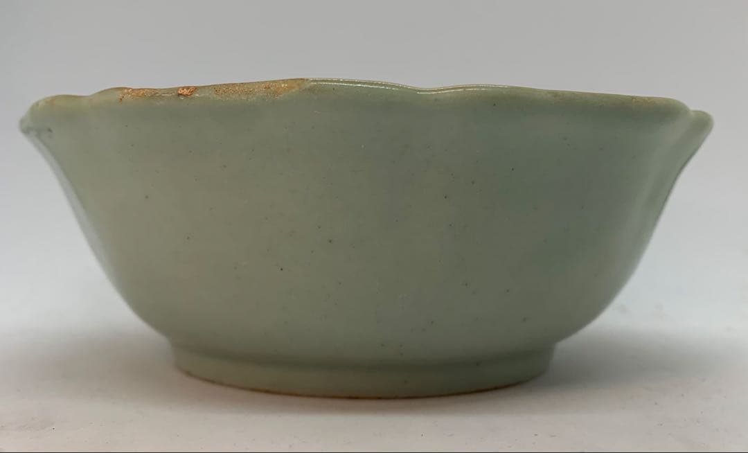 古伊万里焼の青磁色絵　山水栗文　輪花鉢