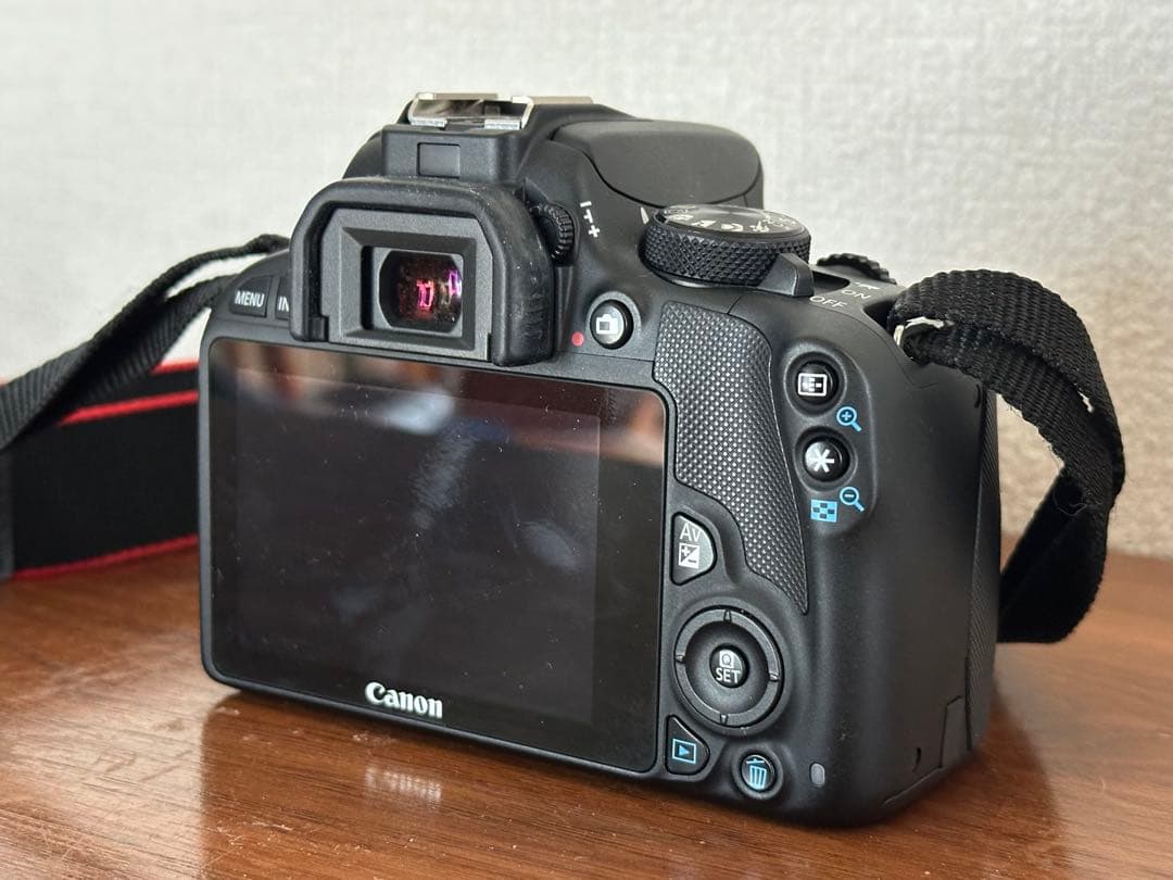 Canon EOSkiss x7ダブルズームキット (レンズ保護フィルター付き)