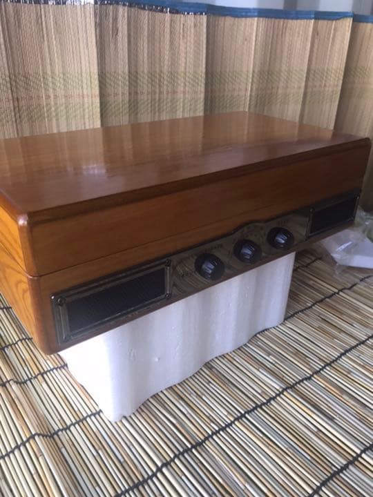 アンティーク調レコードプレイヤー／ラジオ