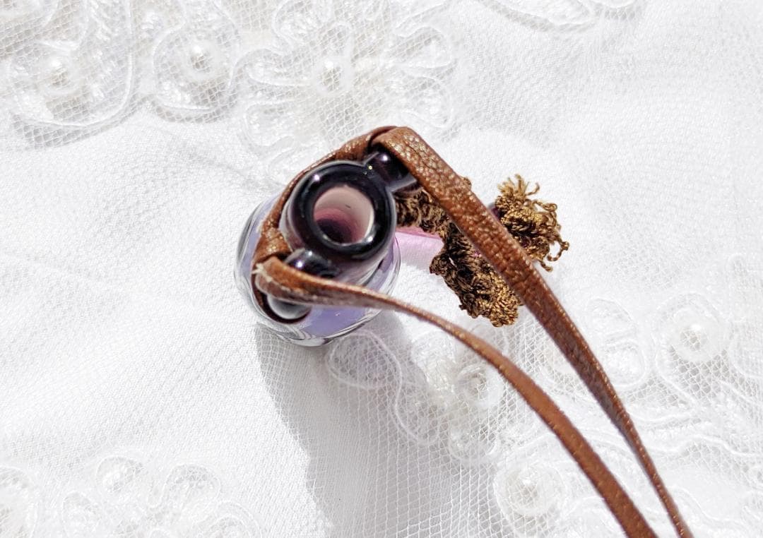 吉田正子トンボ玉（貳拾漆）　「瓶型」皮ひもネックレス　ガラス玉に込めた日本画