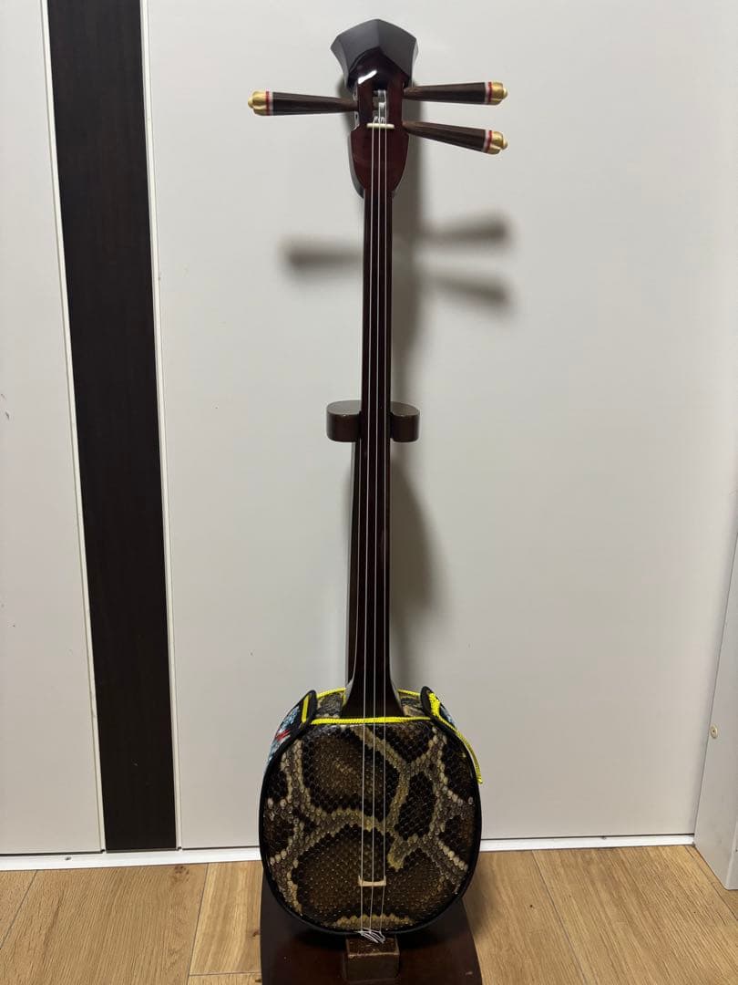 三線本体 赤茶色　ドラゴン刺繍付き