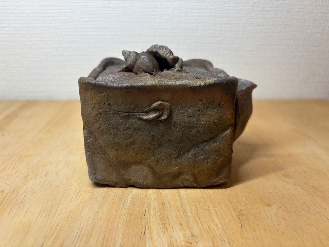 ㊷備前焼 宝瓶 登り窯 蟹(かに)とタニシ(貝)手びねり4角 急須