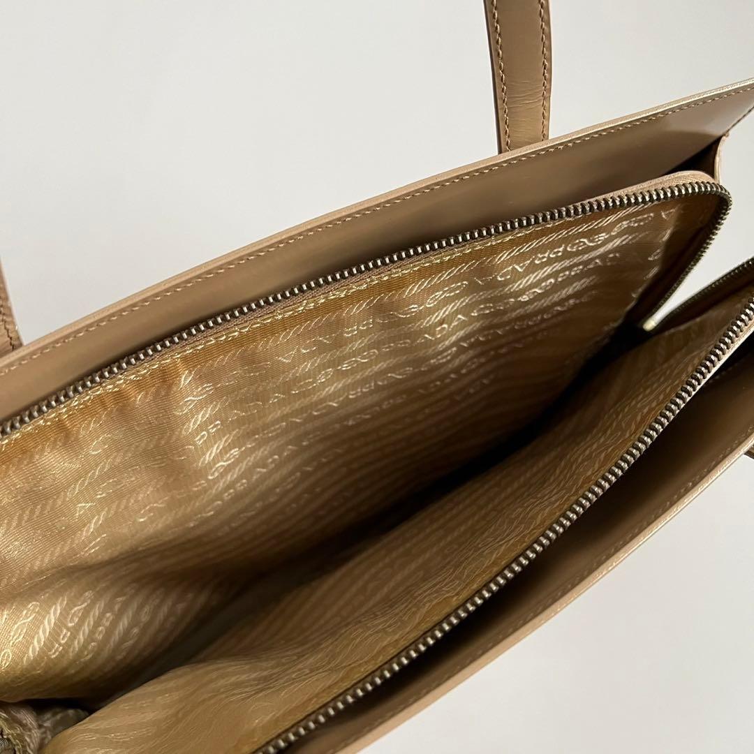 バッグ PRADA ENAMEL PATENT LOGO TOTE HAND BAG