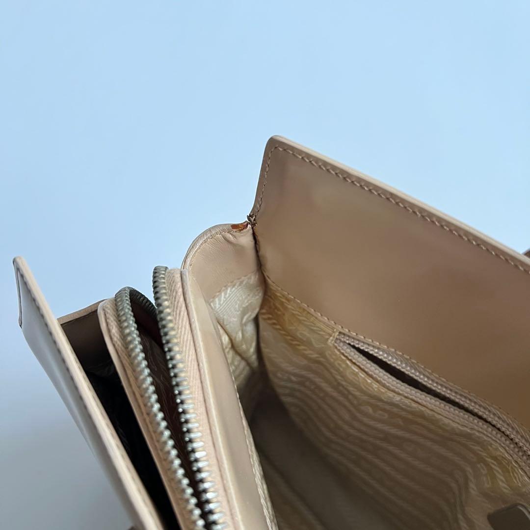 バッグ PRADA ENAMEL PATENT LOGO TOTE HAND BAG