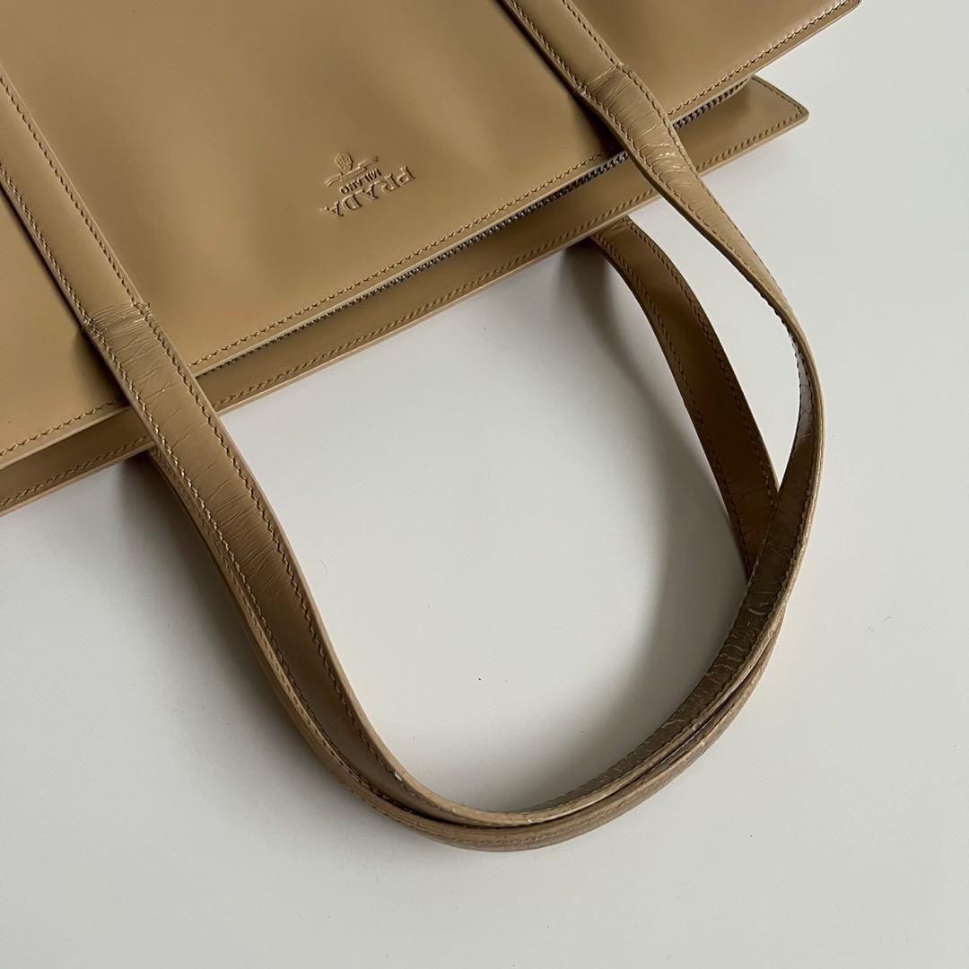 バッグ PRADA ENAMEL PATENT LOGO TOTE HAND BAG