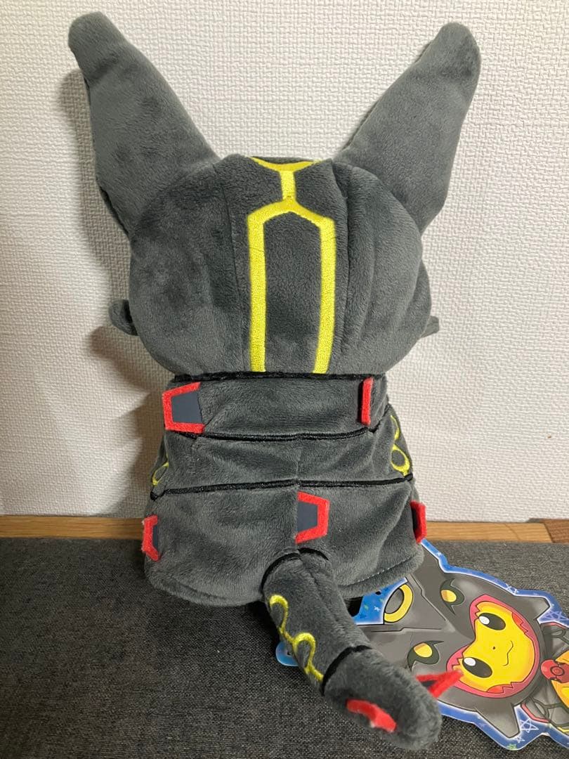 ポケモンセンター ぬいぐるみ 黒いレックウザポンチョを着たピカチュウ タグ付