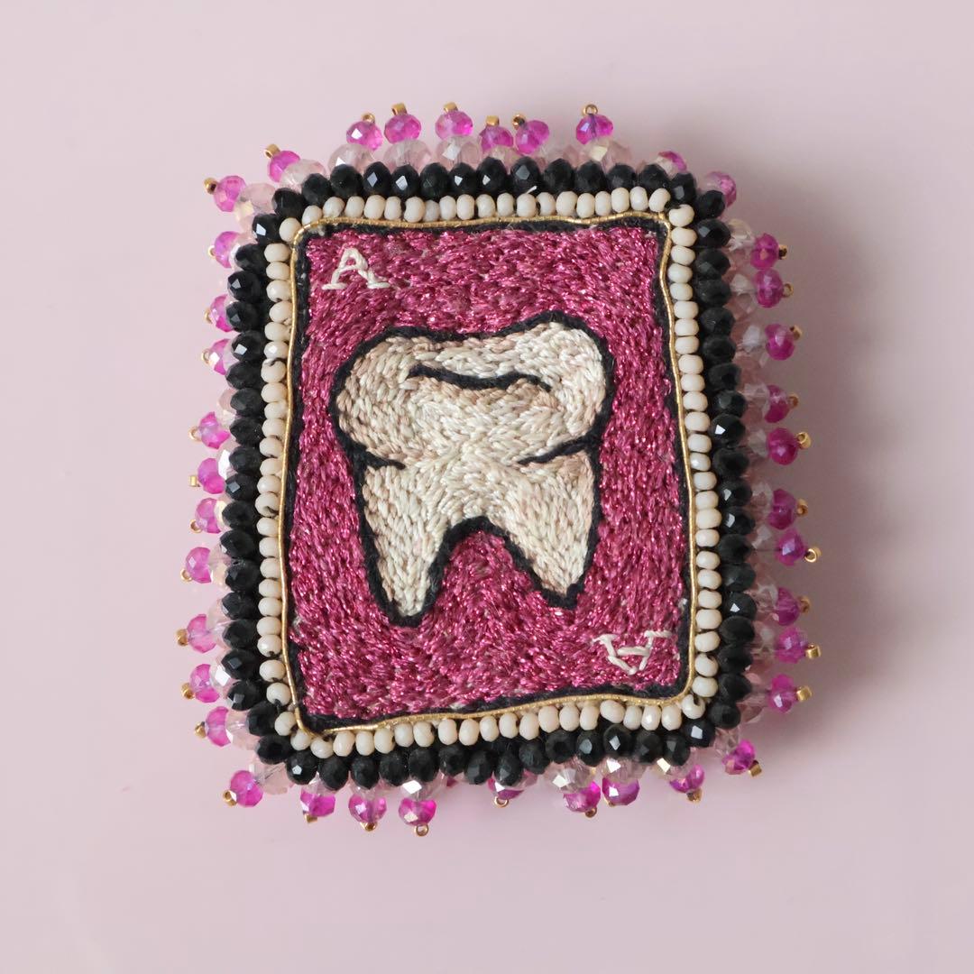 新品未使用 celeste mogador ティーストランプ刺繍ブローチ