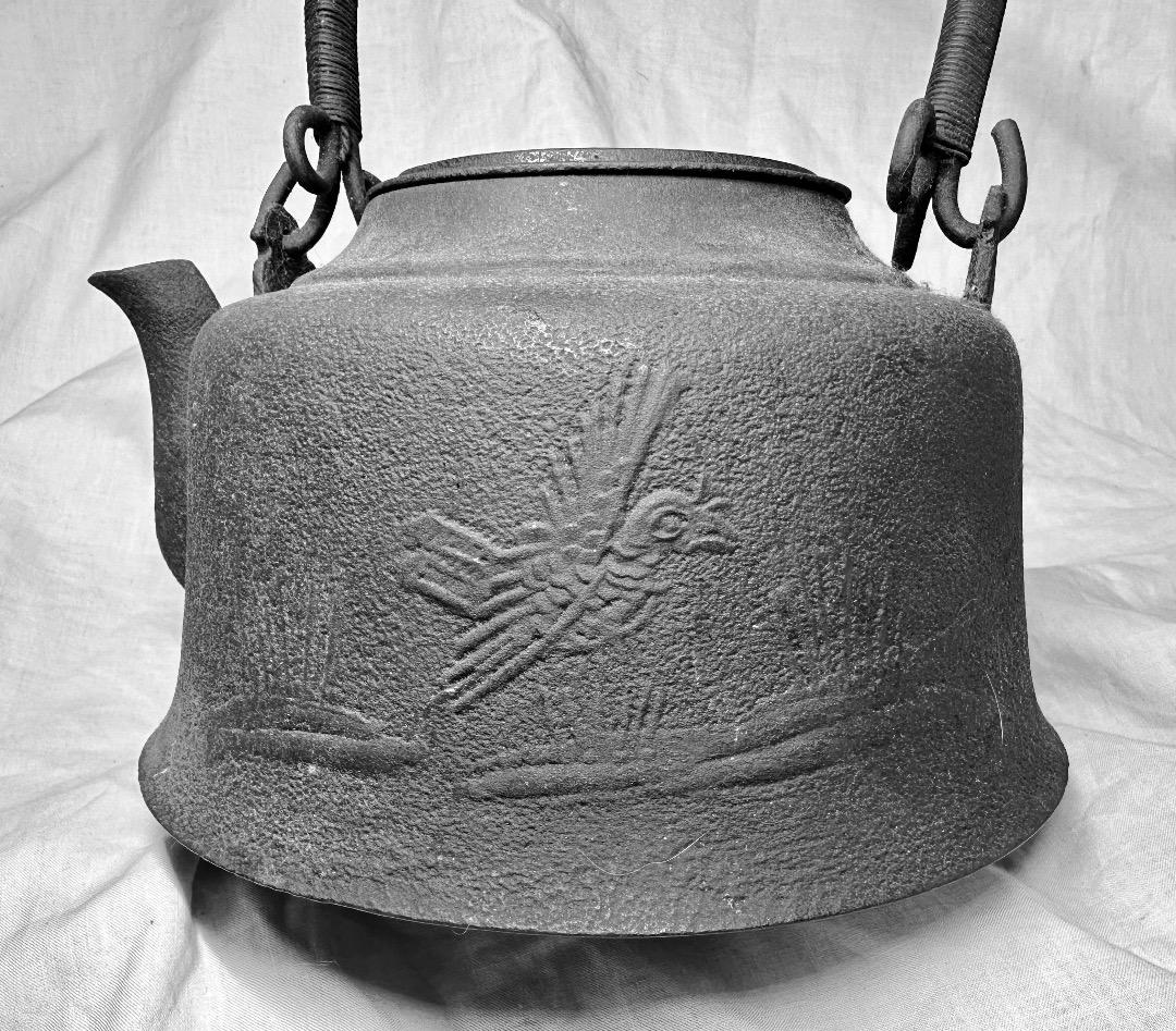 鋳鉄製 鉄瓶 刻印あり・竹と鳥柄