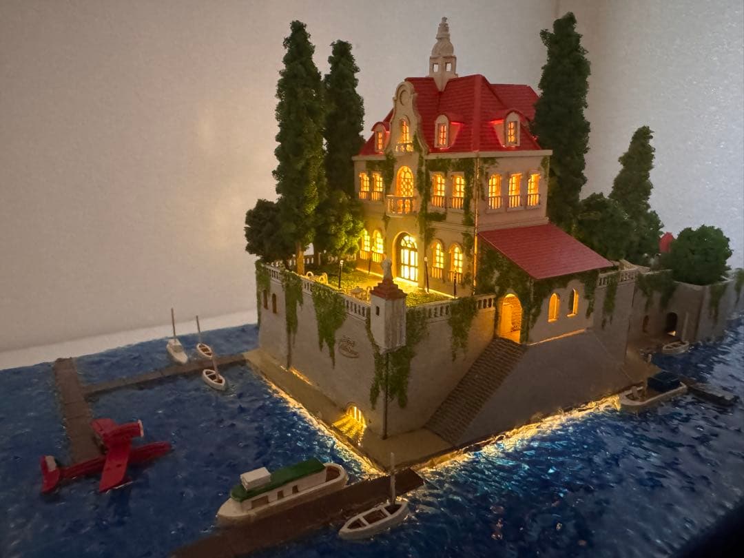 ヘ*ン様 紅の豚　ホテルアドリアーノ　ジオラマ完成品 ケース付き　電飾加工