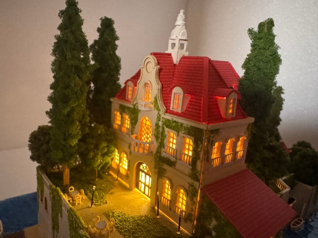 ヘ*ン様 紅の豚　ホテルアドリアーノ　ジオラマ完成品 ケース付き　電飾加工