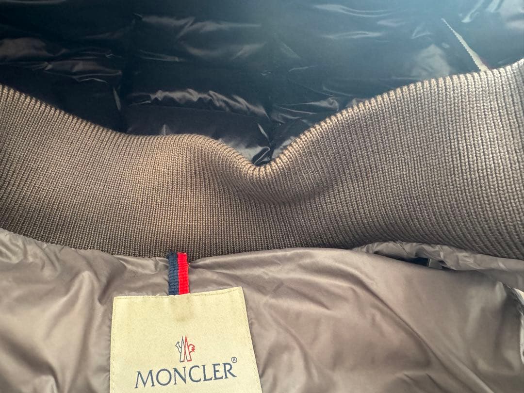 MONCLER ダークグレー ダウンベスト フード付き