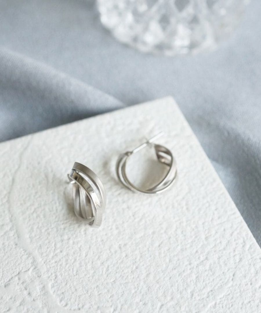 テイクアップ　ヒネリツインフープM　WG ホワイトゴールド K14/K10