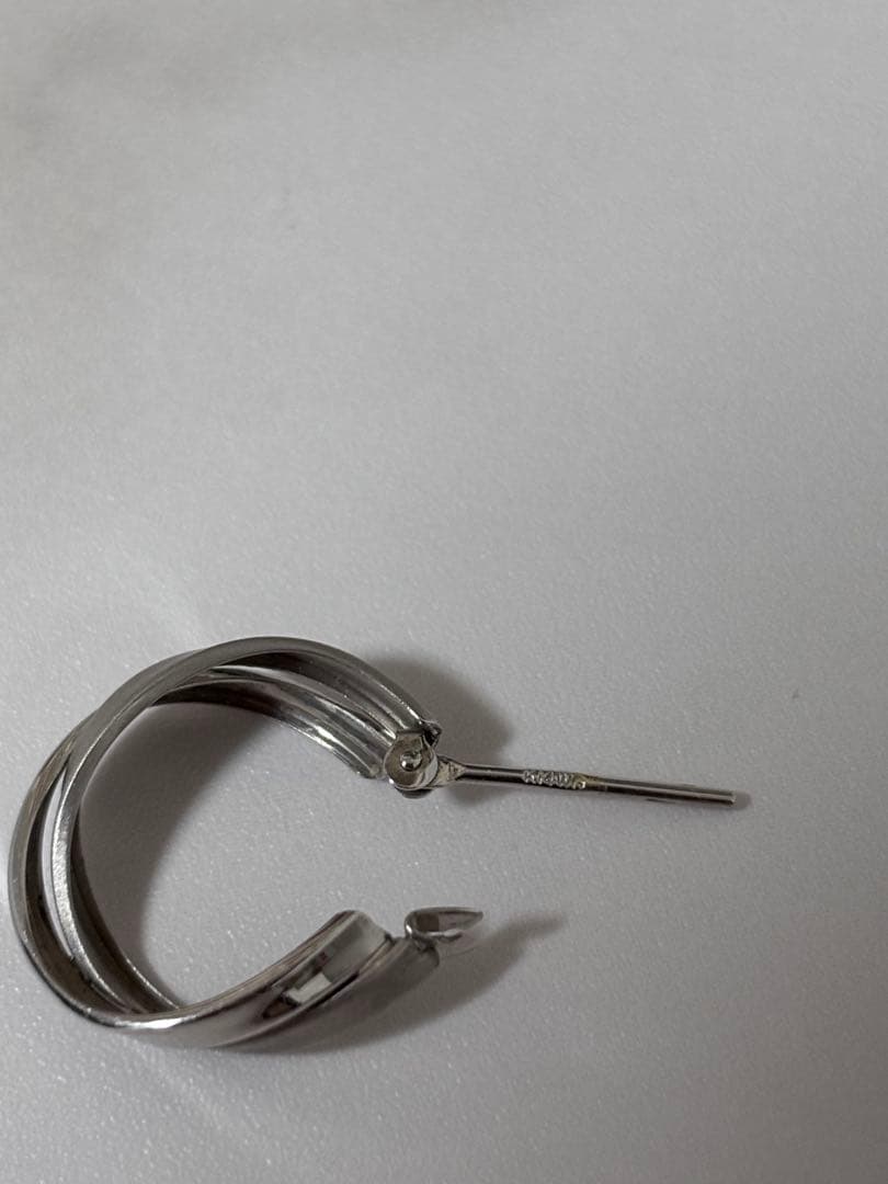 テイクアップ　ヒネリツインフープM　WG ホワイトゴールド K14/K10