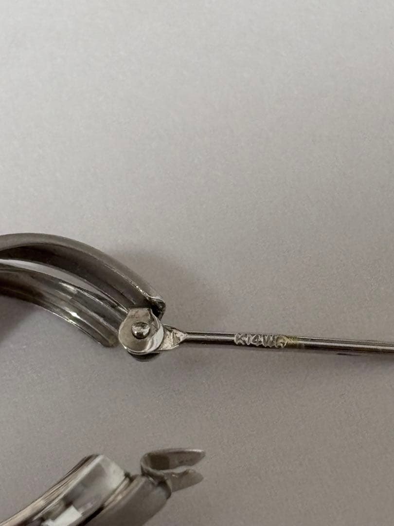 テイクアップ　ヒネリツインフープM　WG ホワイトゴールド K14/K10