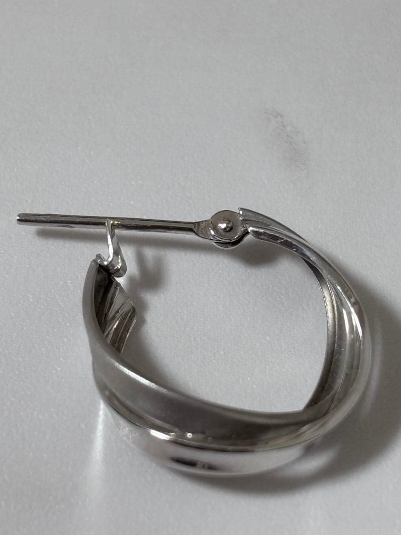 テイクアップ　ヒネリツインフープM　WG ホワイトゴールド K14/K10