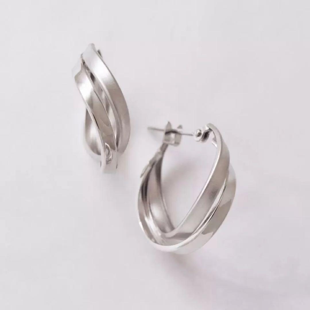 テイクアップ　ヒネリツインフープM　WG ホワイトゴールド K14/K10