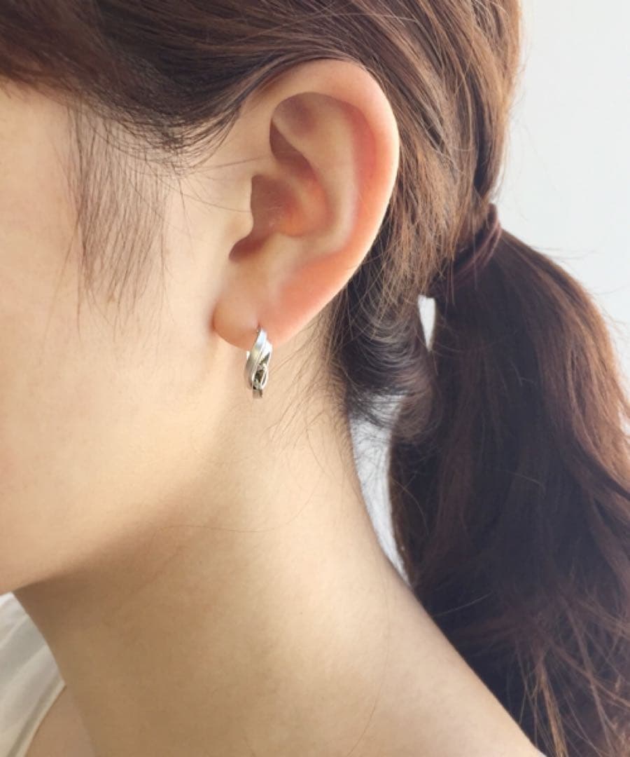 テイクアップ　ヒネリツインフープM　WG ホワイトゴールド K14/K10