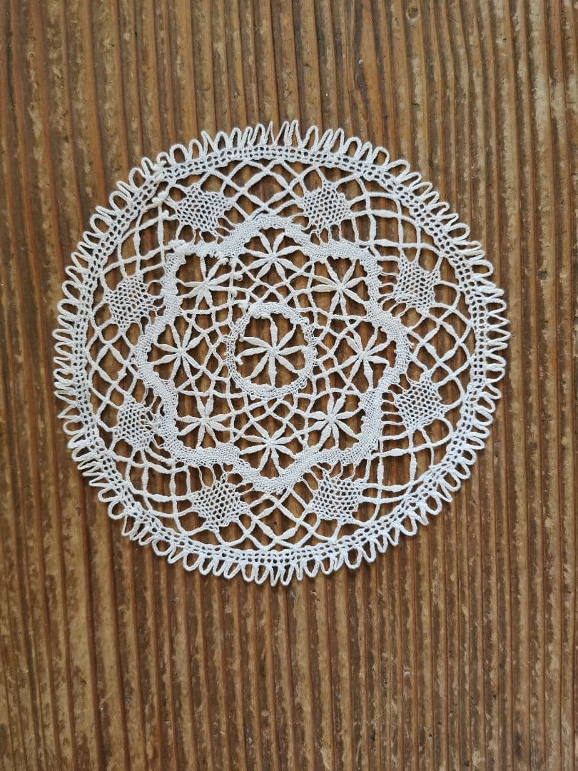 アンティーク ベルギーブルージュ ごく細い糸の線状の花 繊細なボビン編みレース