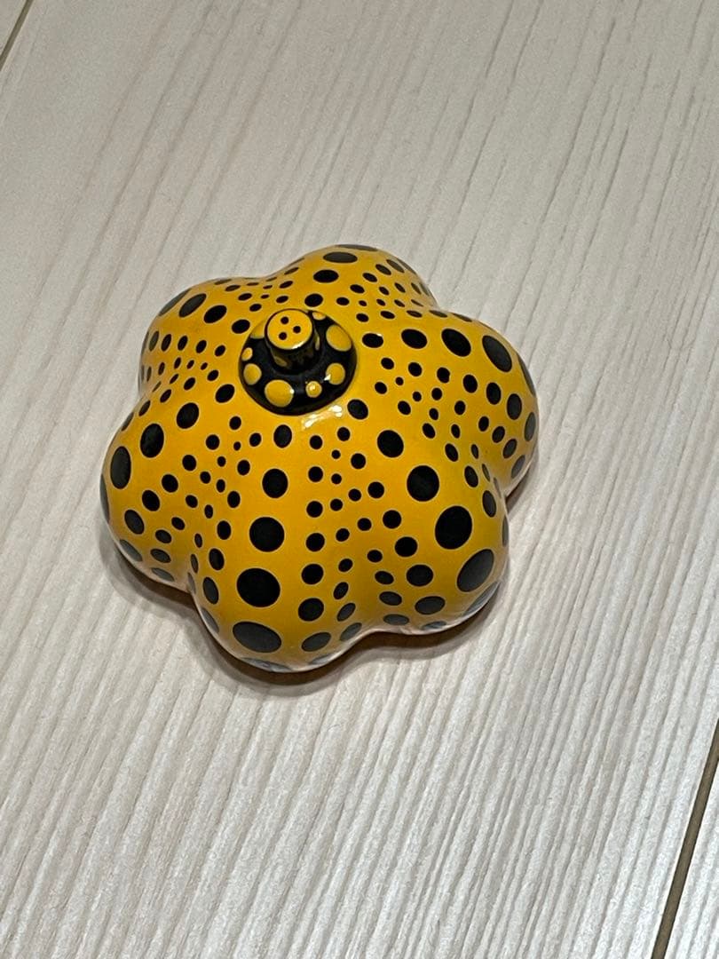 草間彌生 くさまやよい かぼちゃ 黄色 ペーパーウェイト パンプキン 黄色