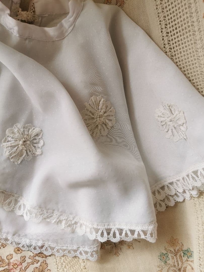 アンティークフランス 子供べべ用 フラワーアップリケ刺繍３層レース ドットケープ
