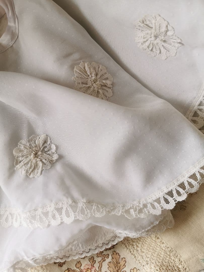 アンティークフランス 子供べべ用 フラワーアップリケ刺繍３層レース ドットケープ