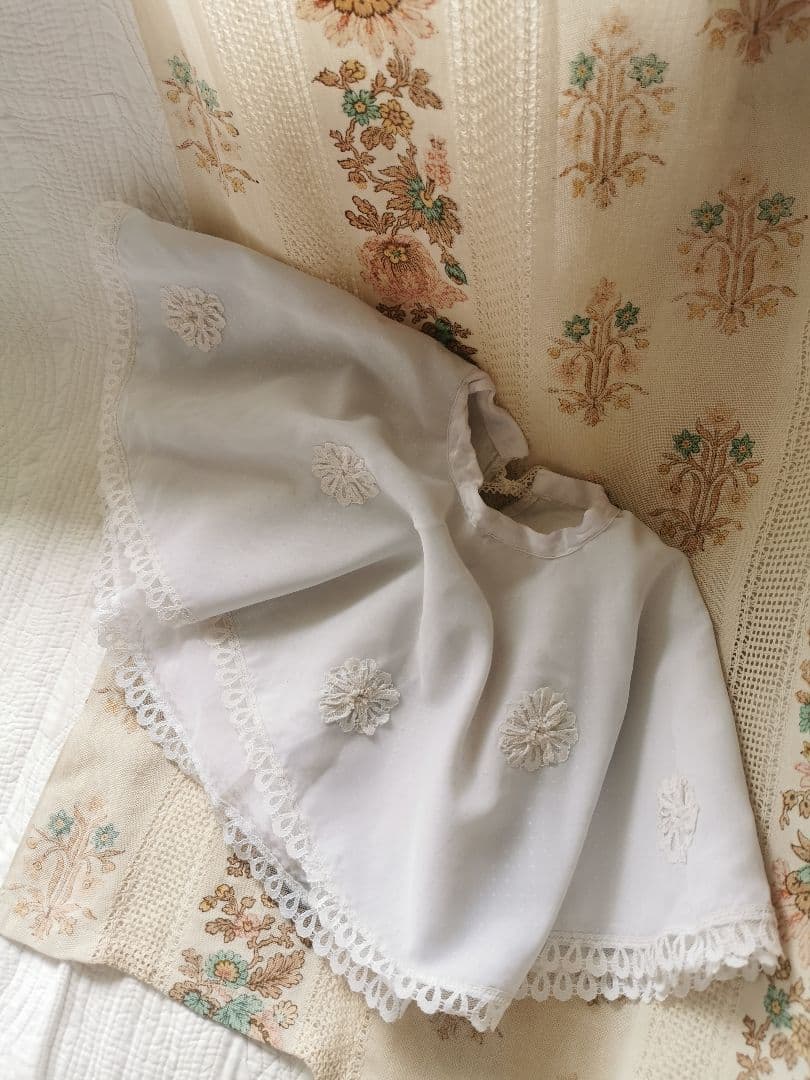 アンティークフランス 子供べべ用 フラワーアップリケ刺繍３層レース ドットケープ