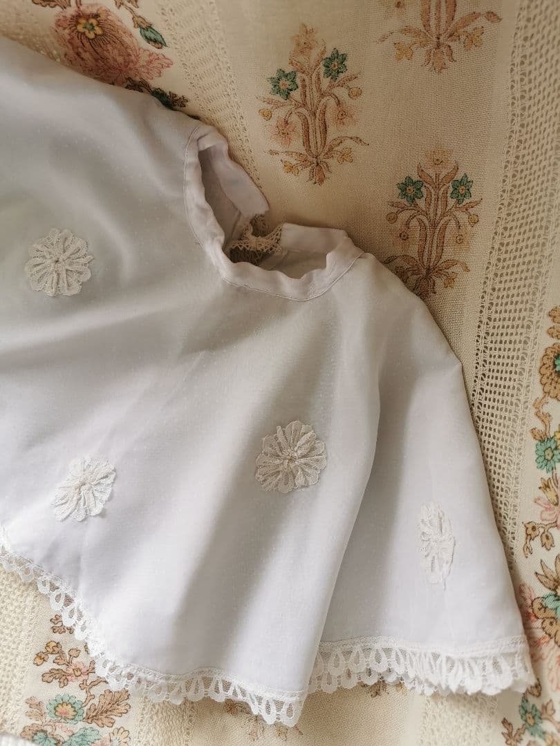 アンティークフランス 子供べべ用 フラワーアップリケ刺繍３層レース ドットケープ