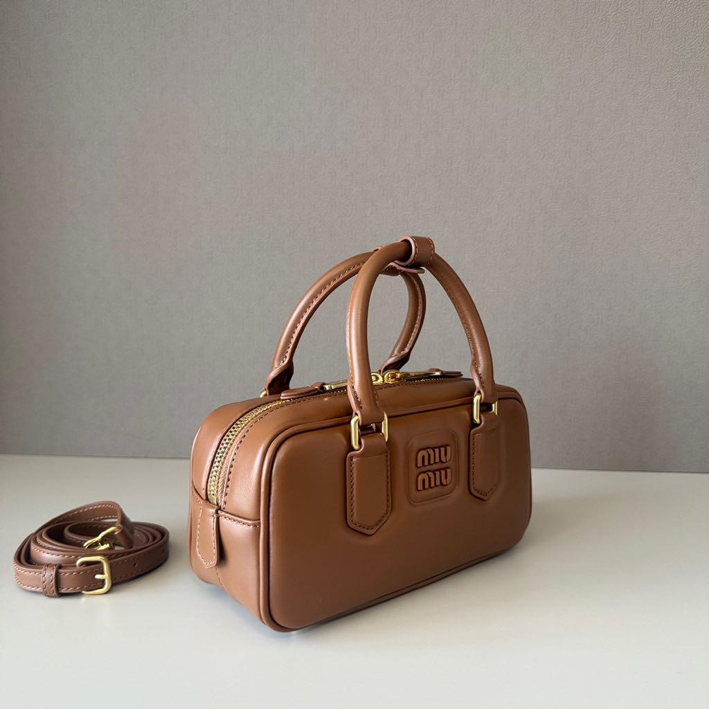 MIUMIU　キャラメル色ハンドバッグ　ショルダーバッグ