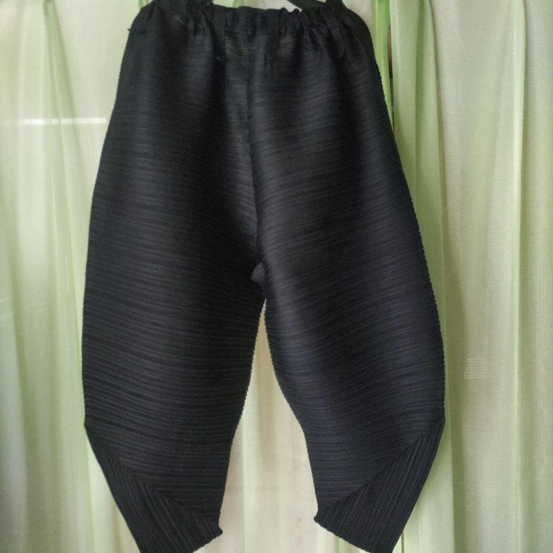 黒いサルエルパンツ ポリエステル素材