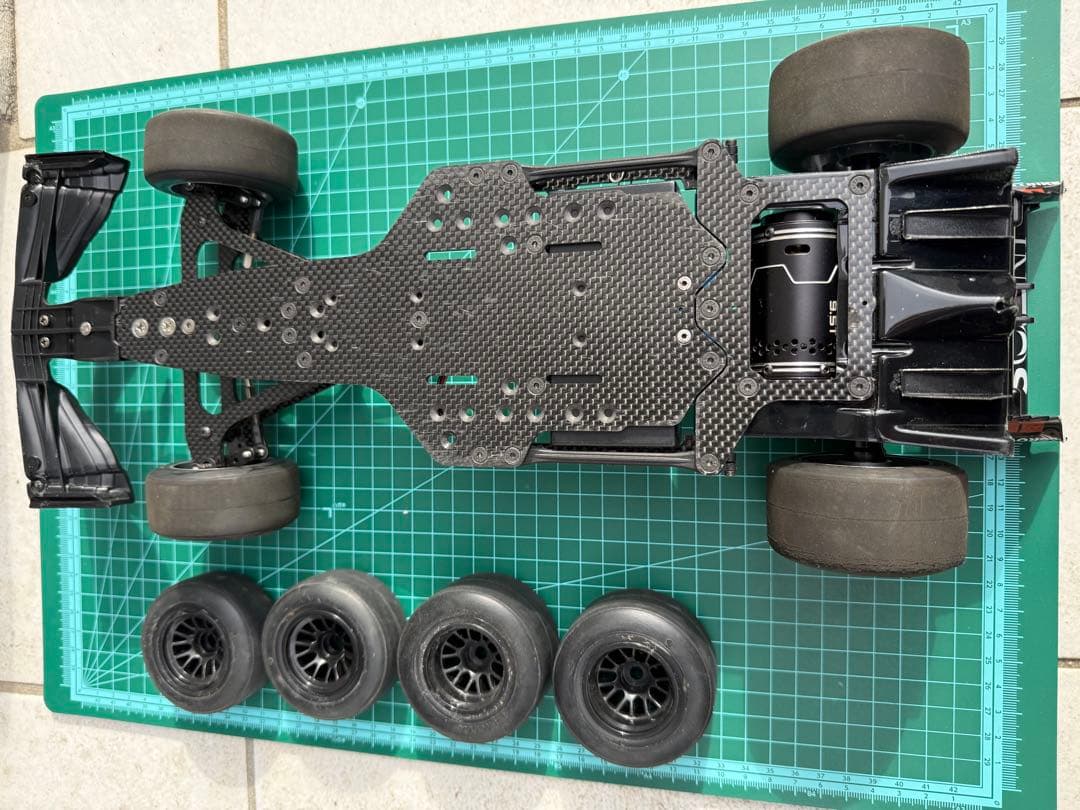 アソシエイテッドシャーシ タミヤf104ボディ