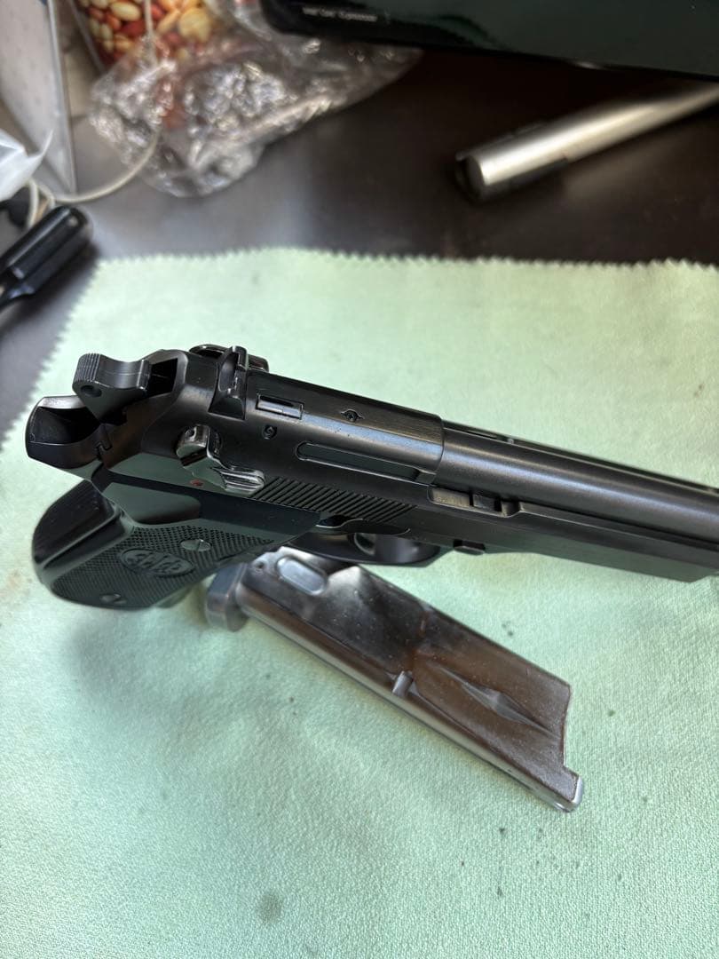 ガスガン ブラック マガジン付き