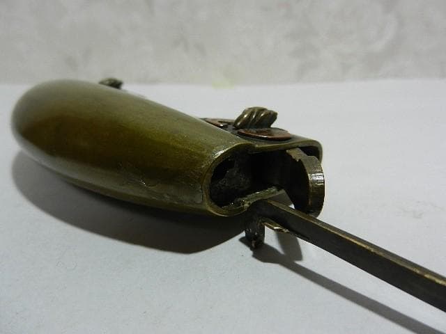 銅の蝙蝠（こうもり）飾りのある真鍮製骨董からくり錠前