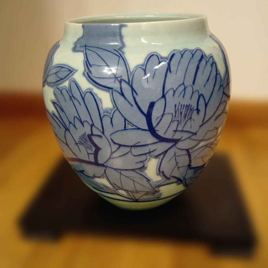 青と白の蓮の花模様の陶器壺