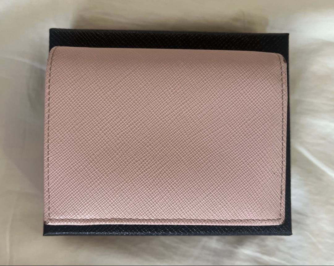 PRADAサファイアーノ二つ折り財布