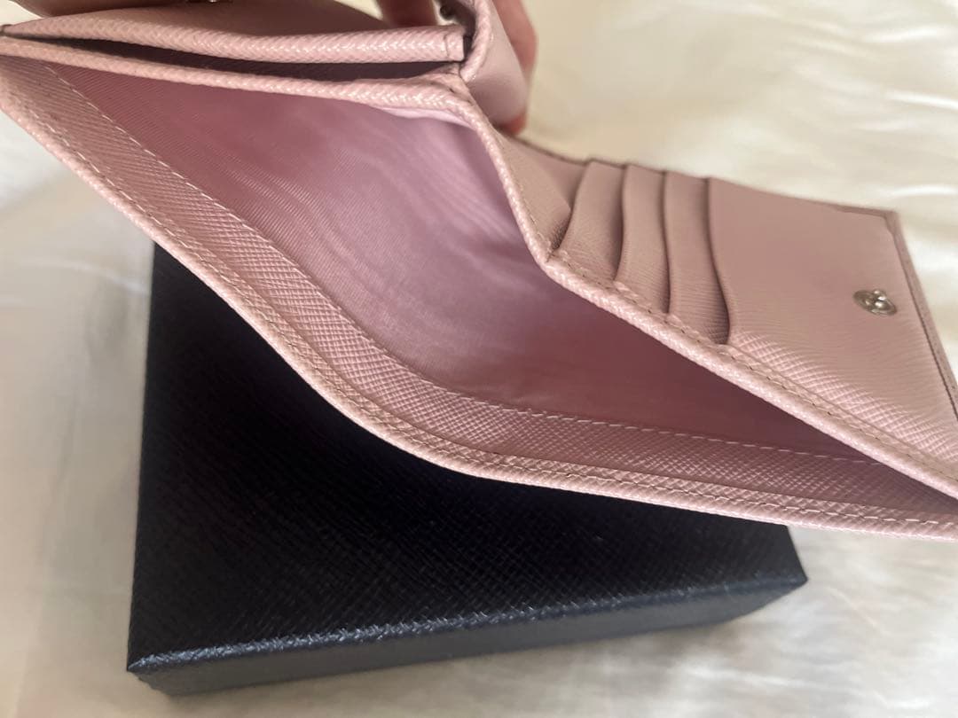 PRADAサファイアーノ二つ折り財布