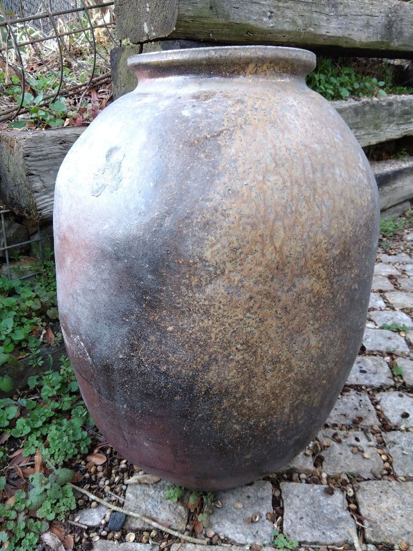 備前焼の壺　(穀物入れ)