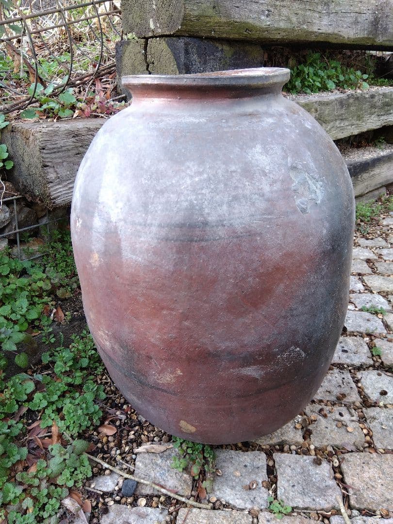 備前焼の壺　(穀物入れ)