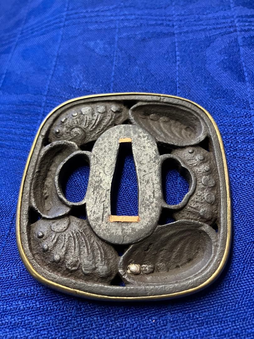 鍔　越前住記内作の銘　日本刀　時代物　貝　覆輪