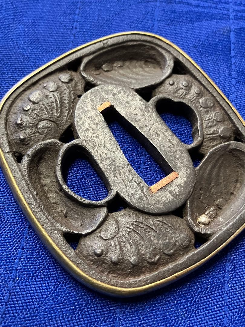 鍔　越前住記内作の銘　日本刀　時代物　貝　覆輪