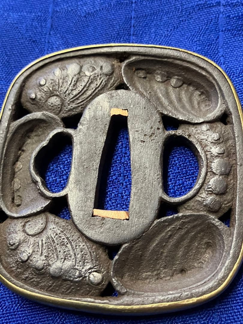 鍔　越前住記内作の銘　日本刀　時代物　貝　覆輪