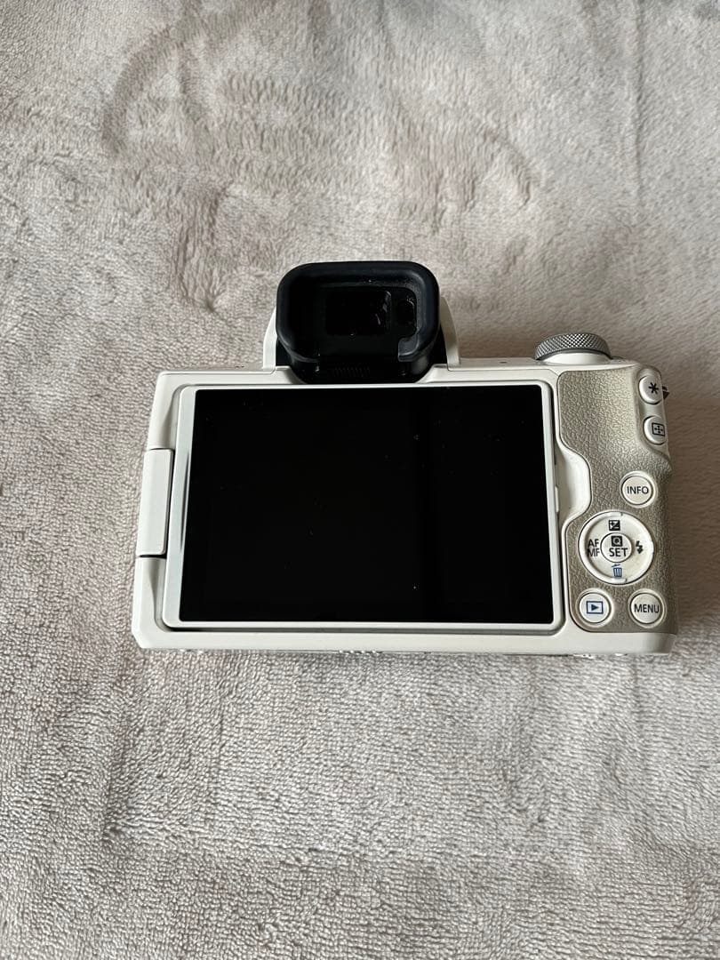 Canon EOS KISS M ミラーレスカメラ ホワイト　レンズ　セット
