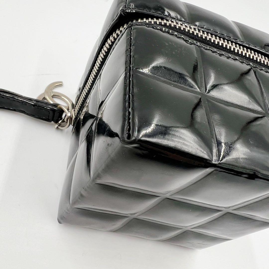 CHANEL シャネル　ココマーク　エナメル　バニティ　ポーチ　ブラック