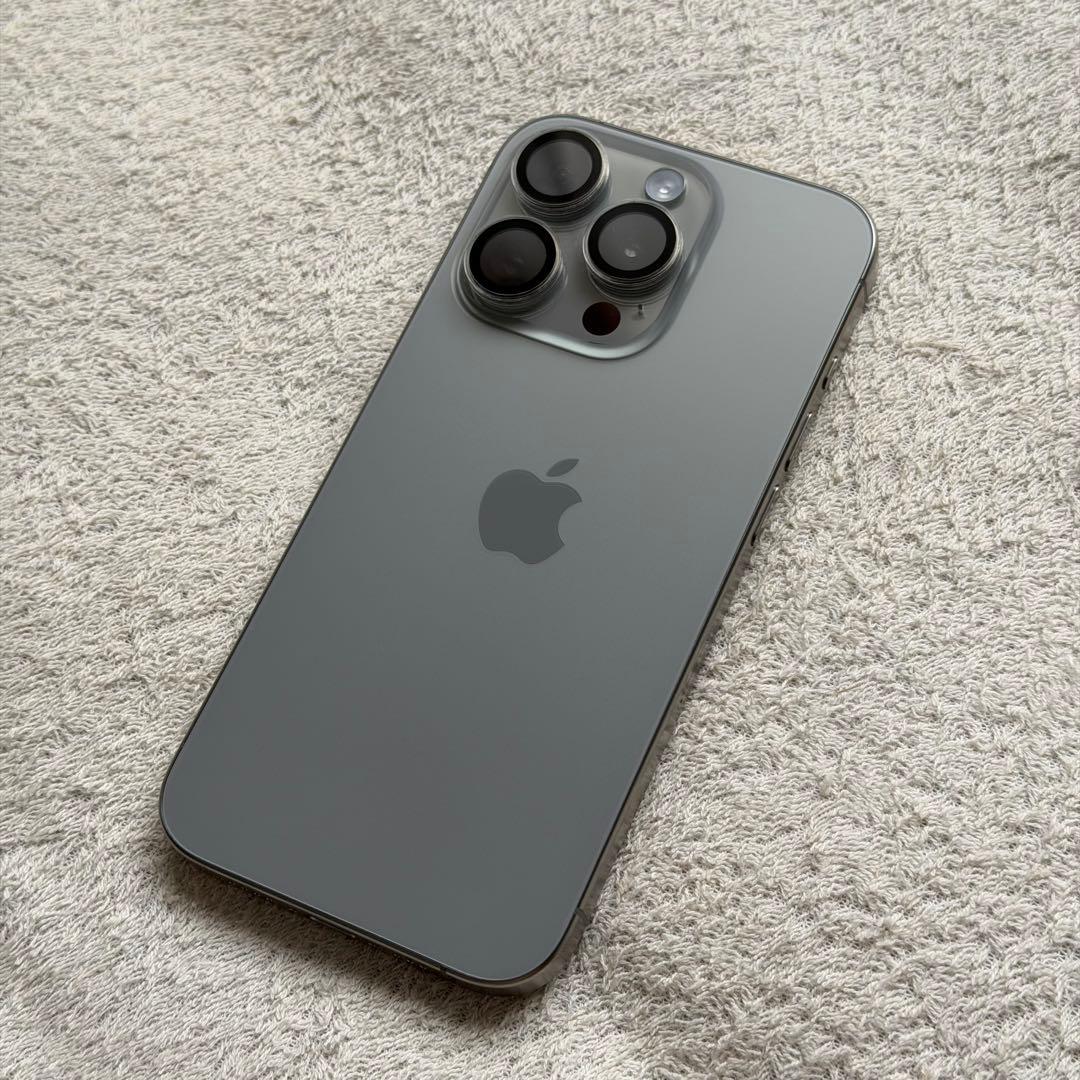 iPhone 15 Pro ナチュラルチタニウム 256G ケース+ストラップ付