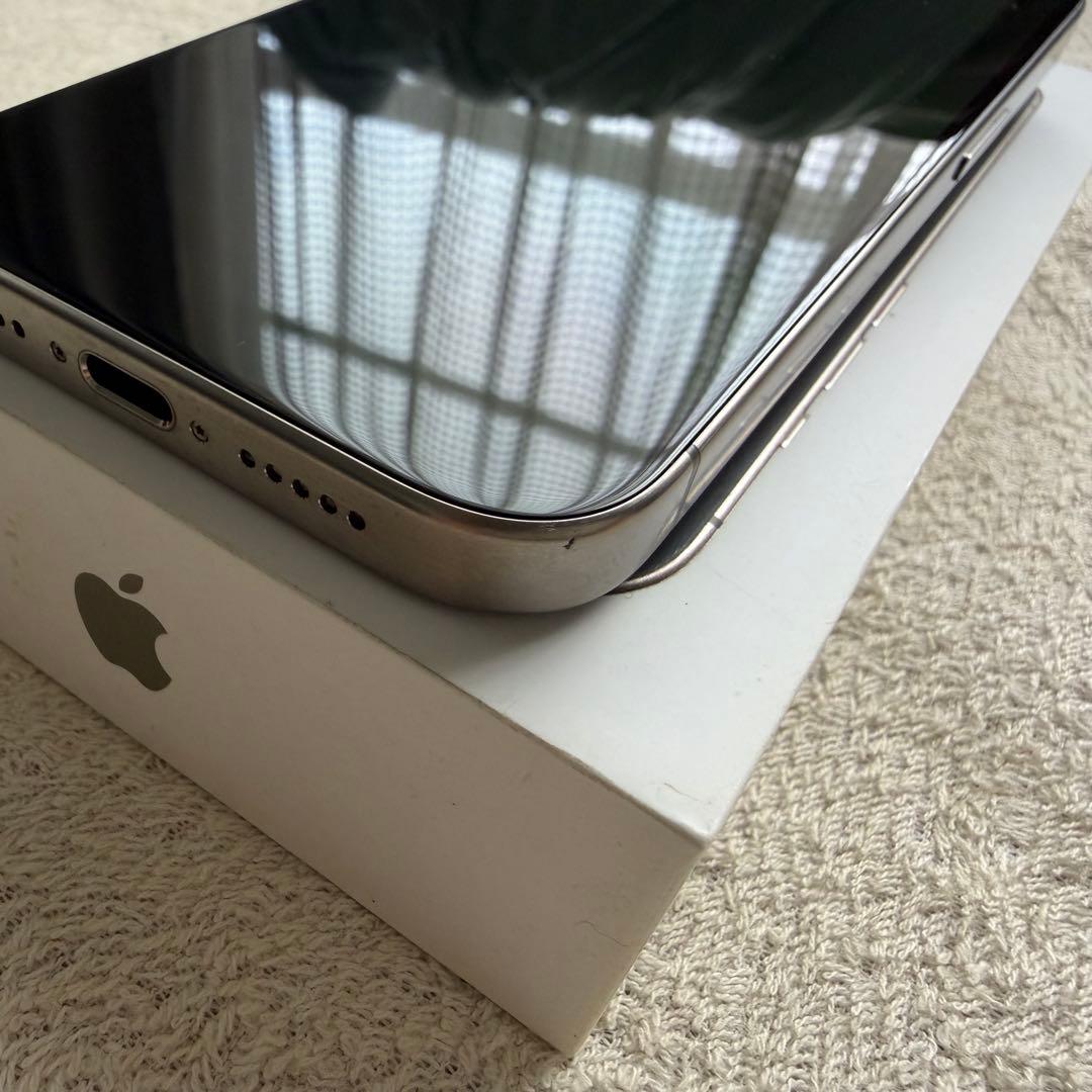 iPhone 15 Pro ナチュラルチタニウム 256G ケース+ストラップ付