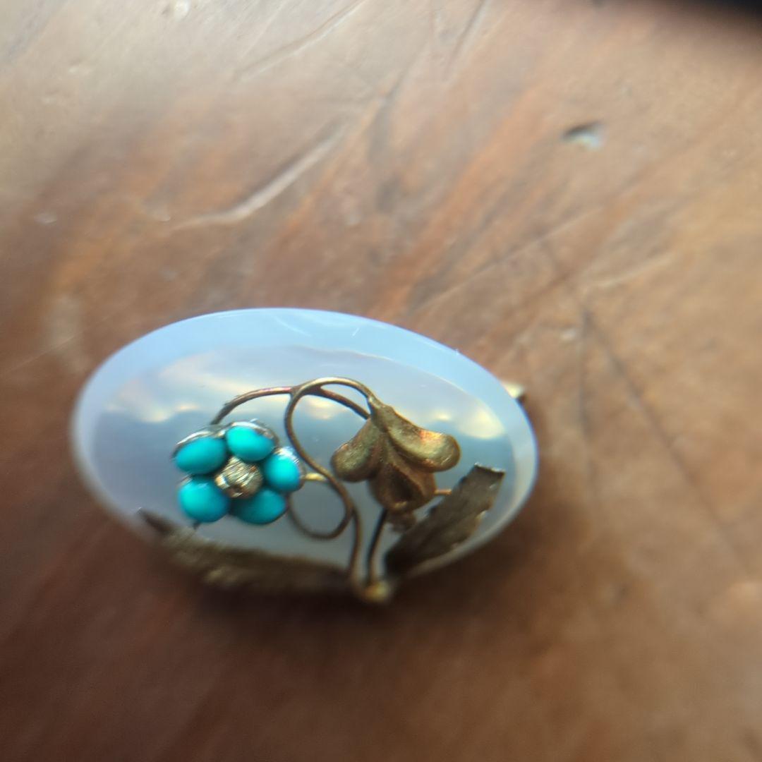 【アンティーク】ホワイトカルセドニーとトルコ石の勿忘草ブローチ